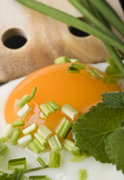 Jajko sadzone ze szczypiorkiem zbliżenie — Zdjęcie stockowe