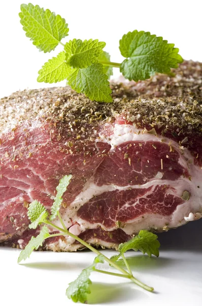 Baharatlar ve otlar ile çiğ domuz eti — Stok fotoğraf