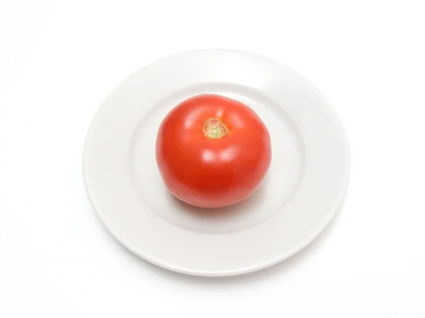 Tomat på vit platta — Stockfoto