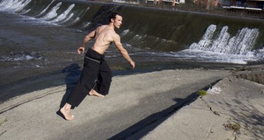 gömleksiz adam yürüyor.