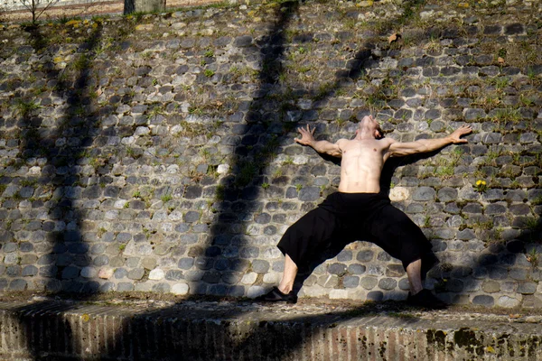 Man outdoors, arms outspread. — Stock Photo, Image