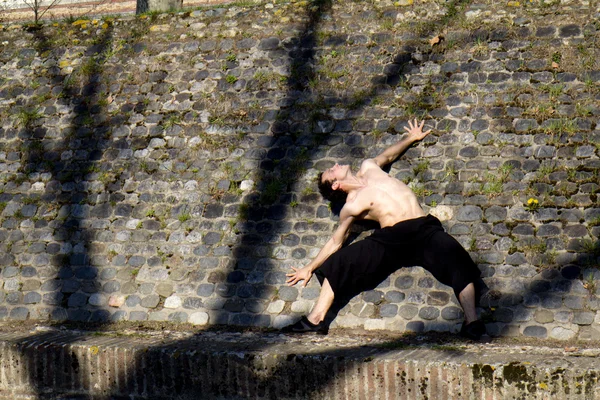 Танцор на открытом воздухе . — стоковое фото