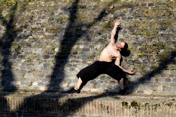 Man dancing outdoors. — Stock Photo, Image