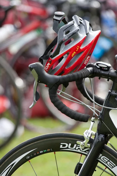 Casco rojo en una bicicleta — Foto de Stock