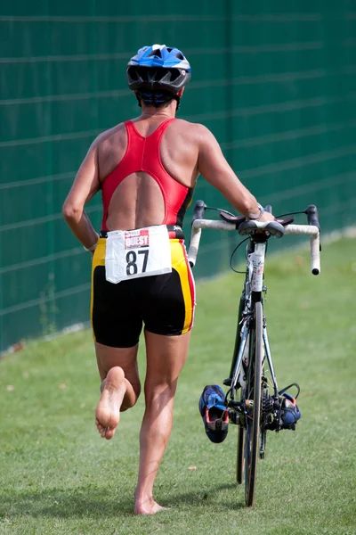 Triatleta empurrando sua bicicleta — Fotografia de Stock
