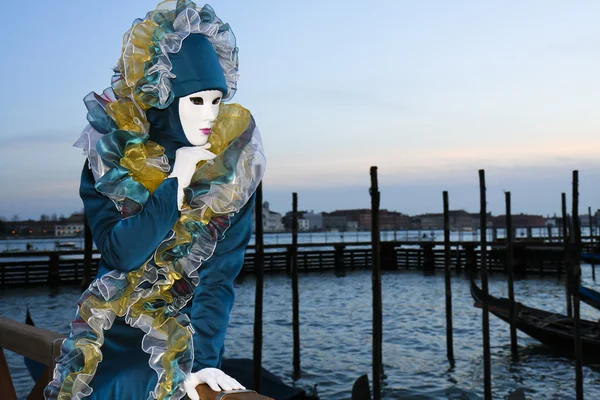 Žena s typickým postojem na karneval v Benátkách — Stock fotografie