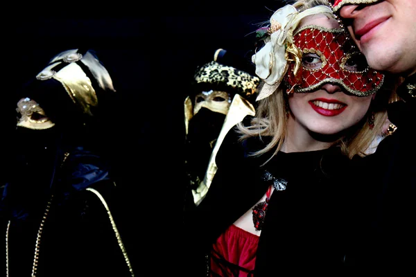 Señora con una máscara roja en Venecia — Foto de Stock