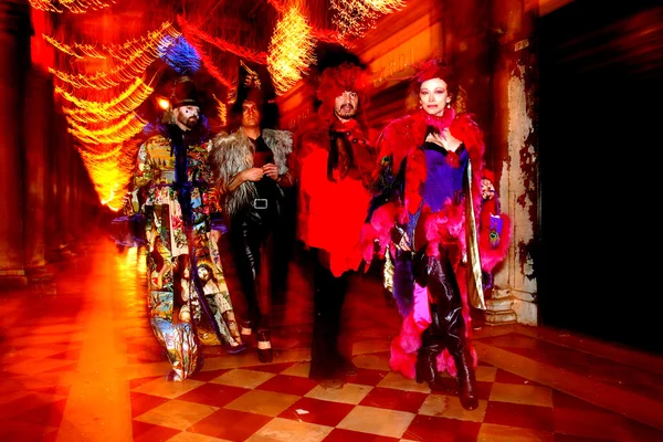 Группа на Венецианском карнавале — стоковое фото