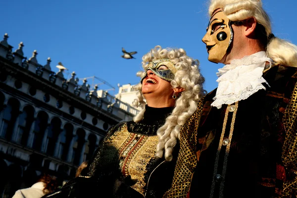 Een paar met maskers op de piazza san marco — Stockfoto