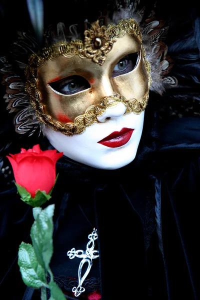 Senhora mascarada com uma rosa — Fotografia de Stock