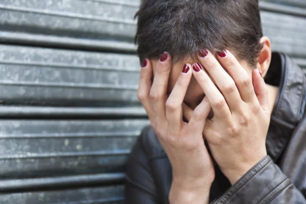 Girl hiding her face in his hands — Stock Photo, Image