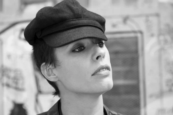 Siyah şapkası giyen genç bir kadın portresi — Stok fotoğraf