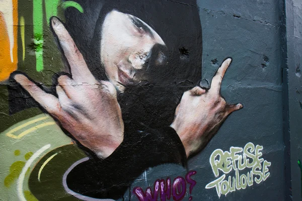 Mannelijke tiener op een graffiti — Stockfoto