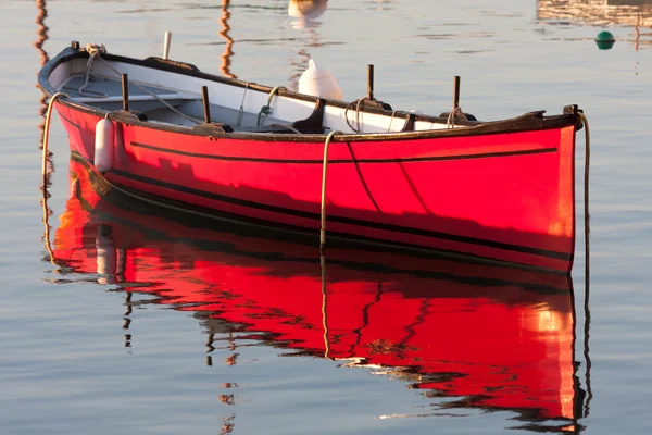 Утренний свет на красной лодке — стоковое фото