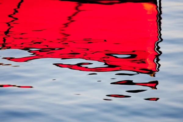 Reflexões vermelhas sobre a água — Fotografia de Stock