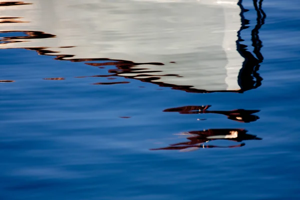 Szary refleksje na wodzie — Zdjęcie stockowe