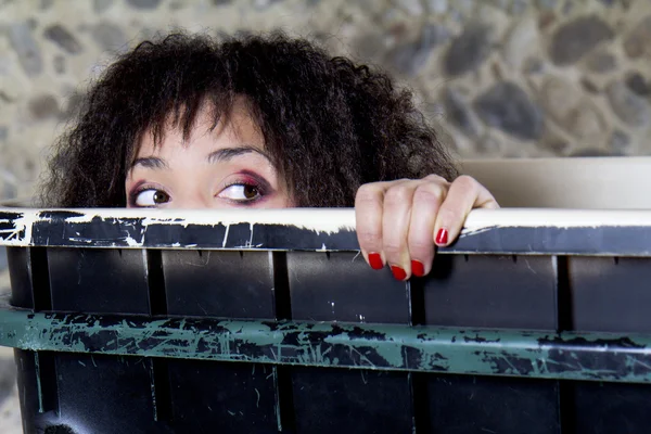 La mujer está mirando desde un contenedor de basura. . — Foto de Stock