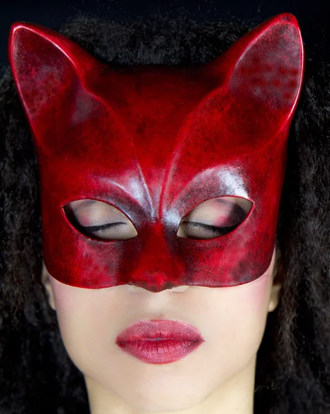 Retrato de uma mulher bonita usando uma máscara vermelha . — Fotografia de Stock