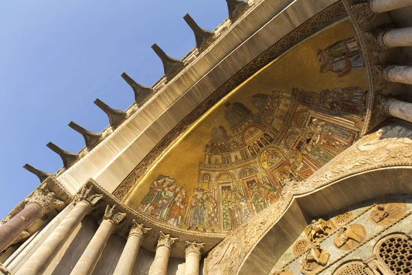 大教堂圣马克，威尼斯的门面门上马赛克 — 图库照片