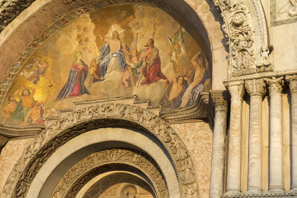 Deur van de gevel van de basiliek St. mark in Venetië — Stockfoto