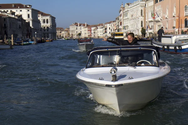 Man i en motorbåt som anger en riktning med sin arm — Stockfoto