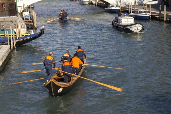 漕ぎ手、運河に訓練のチーム. — ストック写真