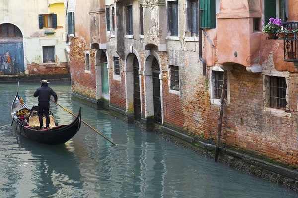 Гондола в узком канале в Венеции — стоковое фото