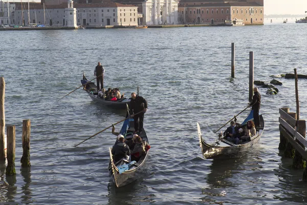 Tři gondoly v laguně Benátkách — Stock fotografie