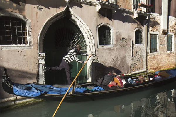 Gondoliere fahren mit einer Gondel in einem engen Kanal — Stockfoto