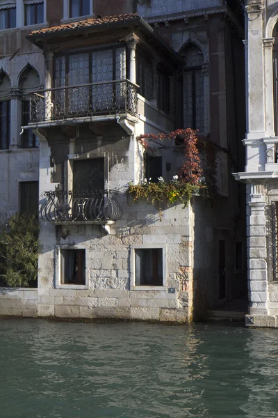 Fachada a lo largo del Gran Canal de Venecia — Foto de Stock