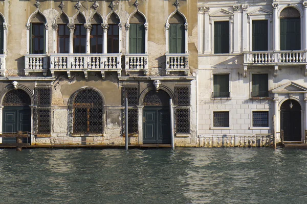Fachada danificada de edifícios históricos, Veneza . — Fotografia de Stock