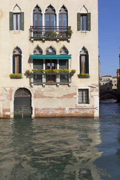 Vackra fasaden på en historisk byggnad, Venedig. — Stockfoto