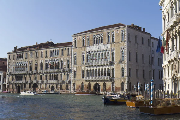Historic buildings along the Grand Canal. — Stock Photo, Image