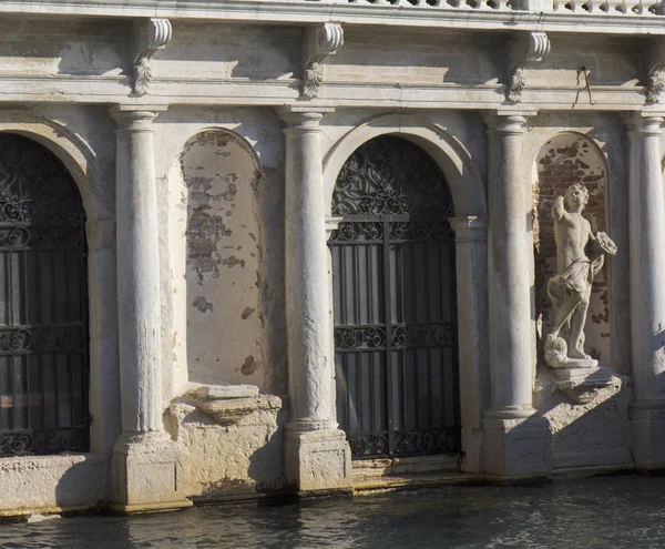 Estátua na fachada de um edifício histórico, Estátua na fachada de um edifício histórico, Veneza — Fotografia de Stock