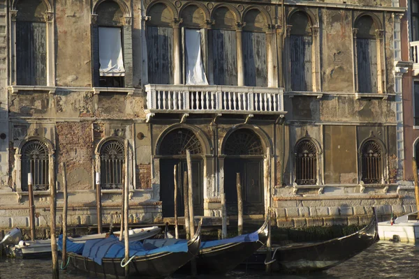 Mycket gamla fasaden på en historisk byggnad längs Canal Grande. — Stockfoto