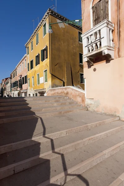 Escalera y edificios de colores antiguos — Foto de Stock