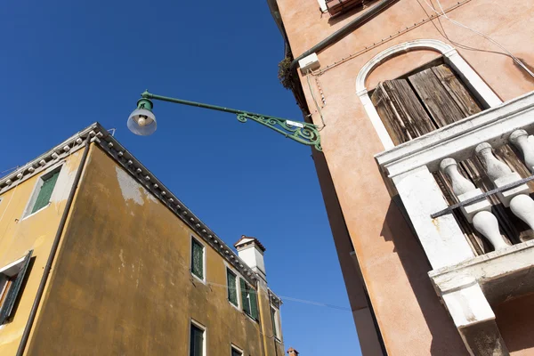 Close-up of a street lamp between two old buildings — Stock Photo, Image