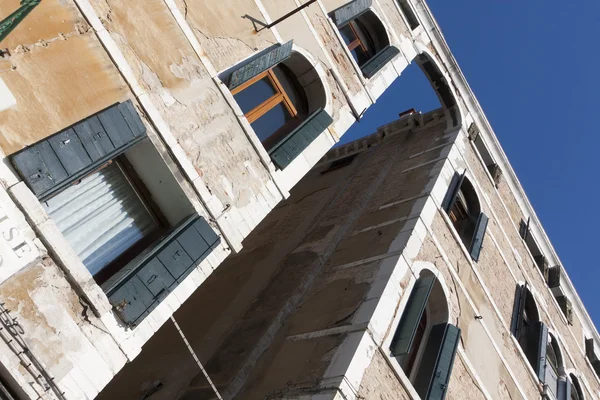 Close-up van een oud gebouw, Venetië. — Stockfoto