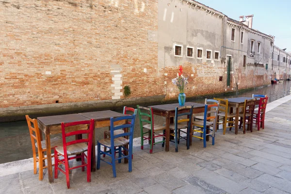 Fila de cadeiras coloridas e mesas — Fotografia de Stock
