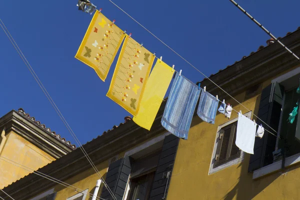 Färgad tvätt hängande på ett klädstreck — Stockfoto