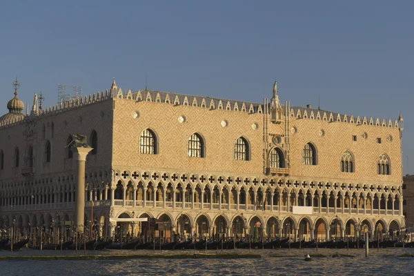 Vista dalla laguna della facciata est di Palazzo Ducale — Foto Stock