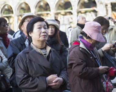 Kameraya bakarak yaşlı turizm.