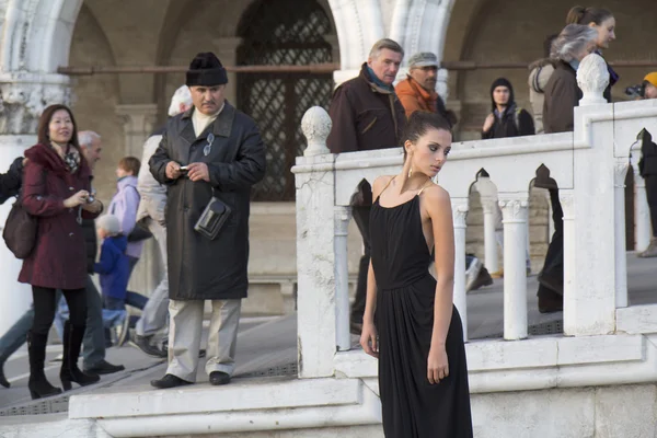 Modelo de moda femenina posando en Venecia . — Foto de Stock