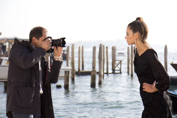 Fotograf fotografiert ein weibliches Model in Venedig. — Stockfoto