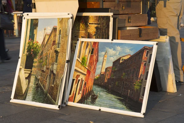 Tentoonstelling van artistieke schilderijen te verkopen — Stockfoto