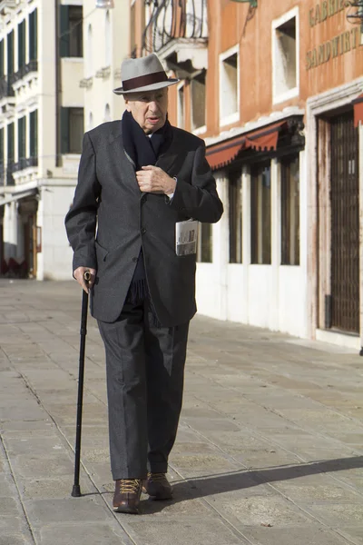 Velho elegante voltando de comprar um jornal — Fotografia de Stock