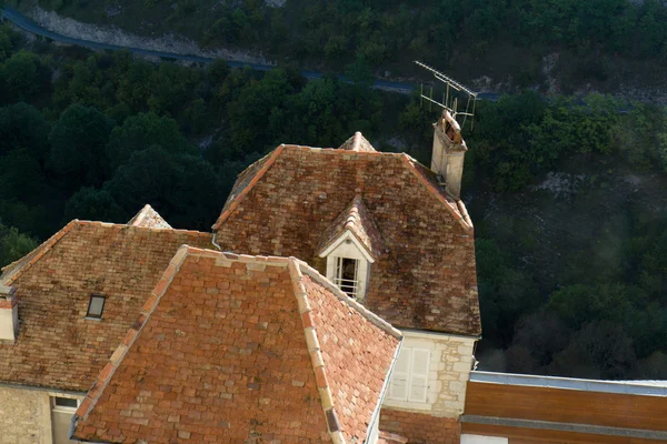 Tetti rossi in un borgo medievale — Foto Stock