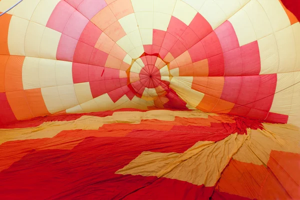 Gekleurde hete luchtballon opblazen — Stockfoto