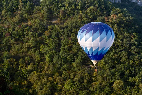 Balão de ar quente azul — Fotografia de Stock
