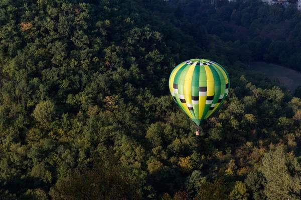Zielony balon na gorące powietrze — Zdjęcie stockowe